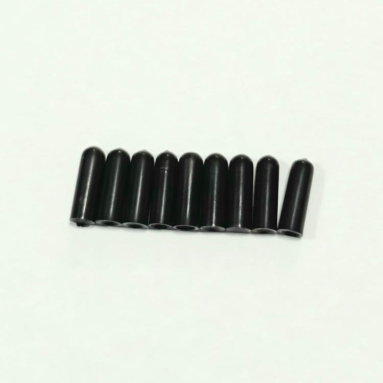 Várias tags RFID pretas em formato de bala modelo SV-009 estão alinhadas em uma única fileira sobre um fundo branco para projetos de rastreamento em lote de peças pequenas.