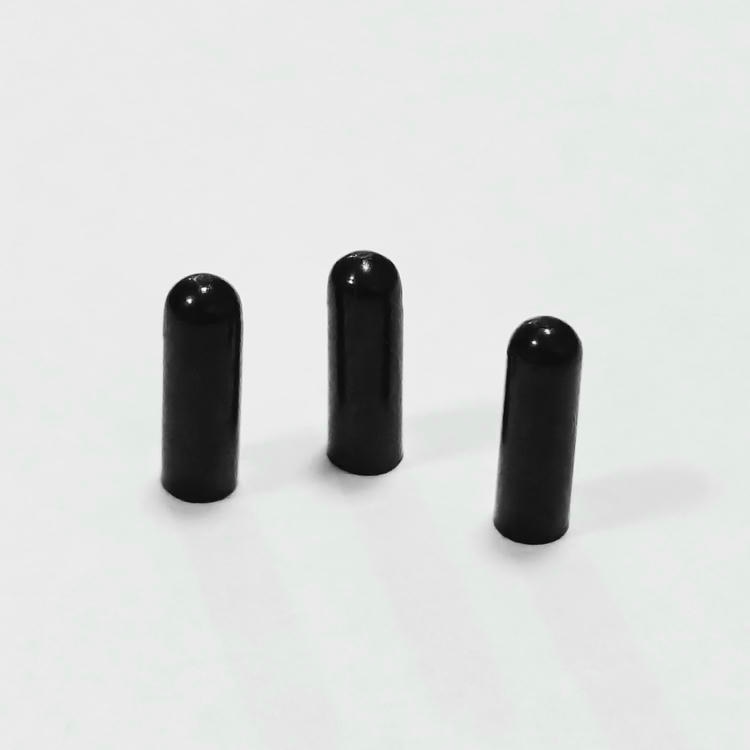 Três tags RFID pretas em formato de bala modelo SV-009 estão em pé sobre um fundo branco para embutimento em peças pequenas no rastreamento de ativos.