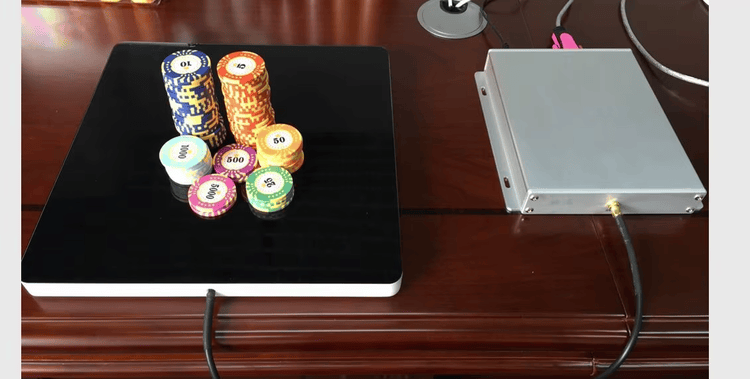 Detalhe do padrão de segurança de uma ficha RFID para cassino, desenvolvido para dificultar falsificações e confirmar sua autenticidade.
