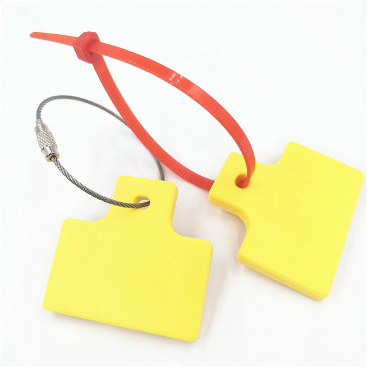 Lacre RFID para projetos de rastreamento apresentado com destaque para uma base adesiva.