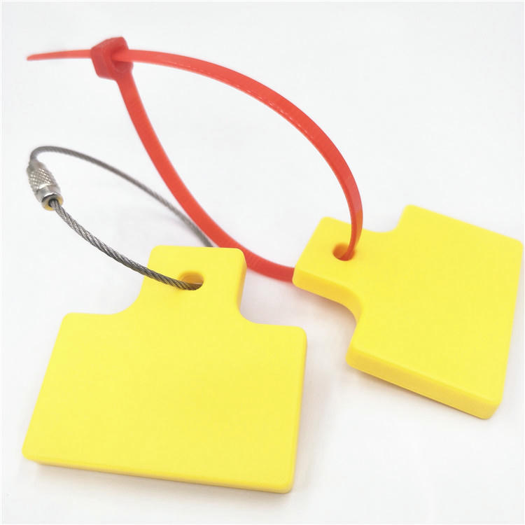 Lacre RFID para rastreamento de ativos externos apresentado com destaque para o painel frontal de um teclado.