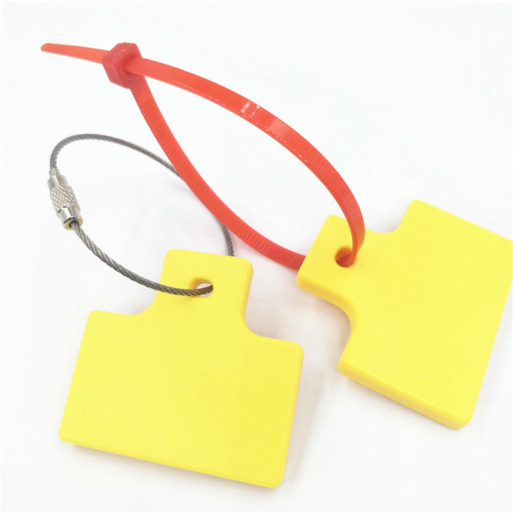 Lacre RFID para ativos externos mostrado junto a uma superfície metálica.