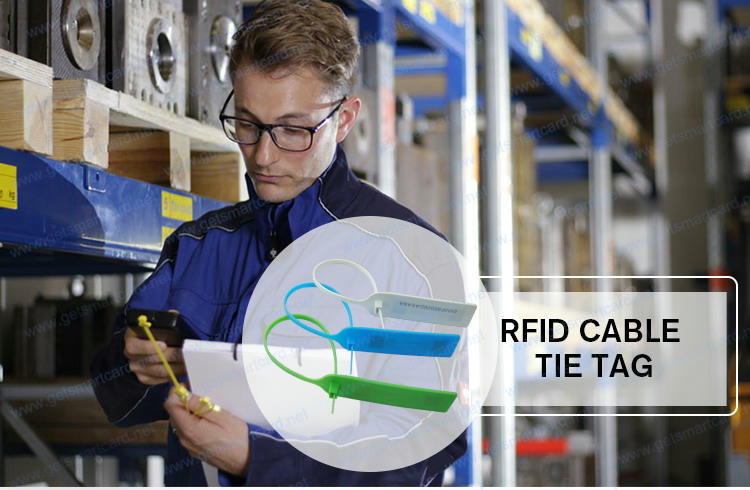 Lacre RFID para rastreamento de ativos externos mostrado junto a um terminal de cabeamento.