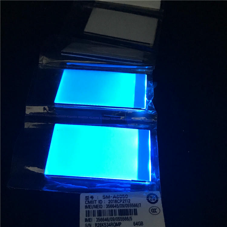 Vista aproximada de uma etiqueta inteligente emitindo um sinal luminoso azul intenso para indicar a conclusão de uma transação de pagamento segura