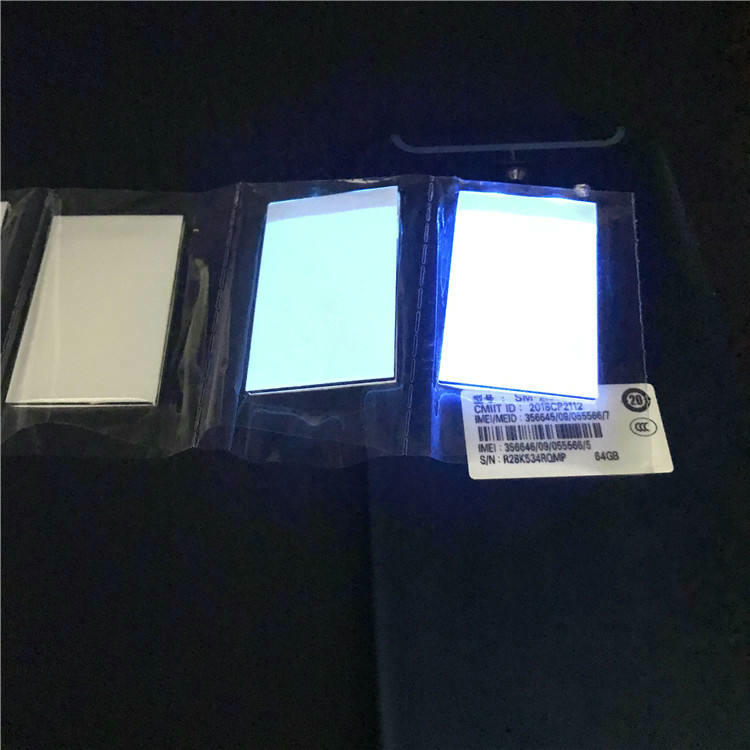 Coleção de tags NFC visuais com opções de impressão colorida personalizada incluindo logotipos de marca e ícones de instruções específicas.