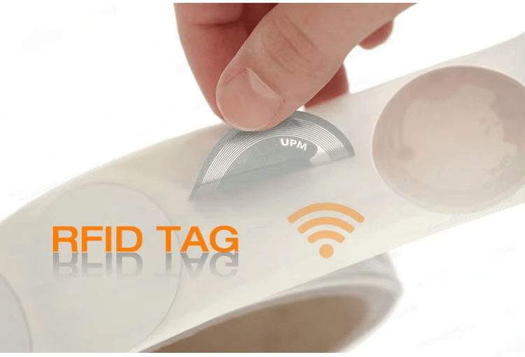 Desenho esquemático técnico mostrando a conexão precisa entre o chip NFC, a antena em espira e o indicador LED integrado