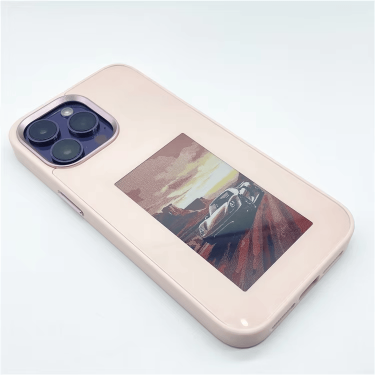 Uma vista inclinada mostra a parte traseira da capa NFC para celular com o painel de tela E Ink integrado a um invólucro liso.