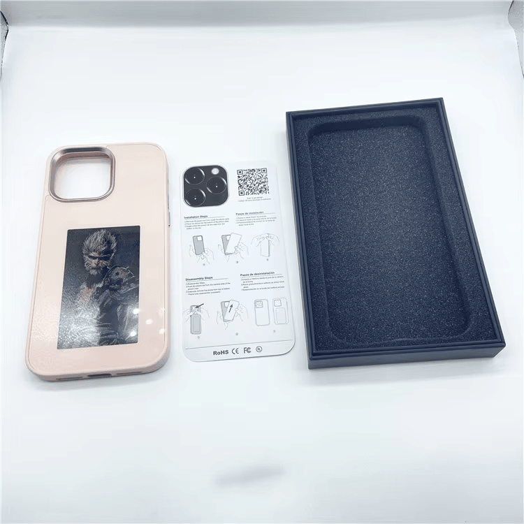 A capa NFC para celular é mostrada com sua caixa de presente e cartão de instruções para apresentar a embalagem padrão de varejo.
