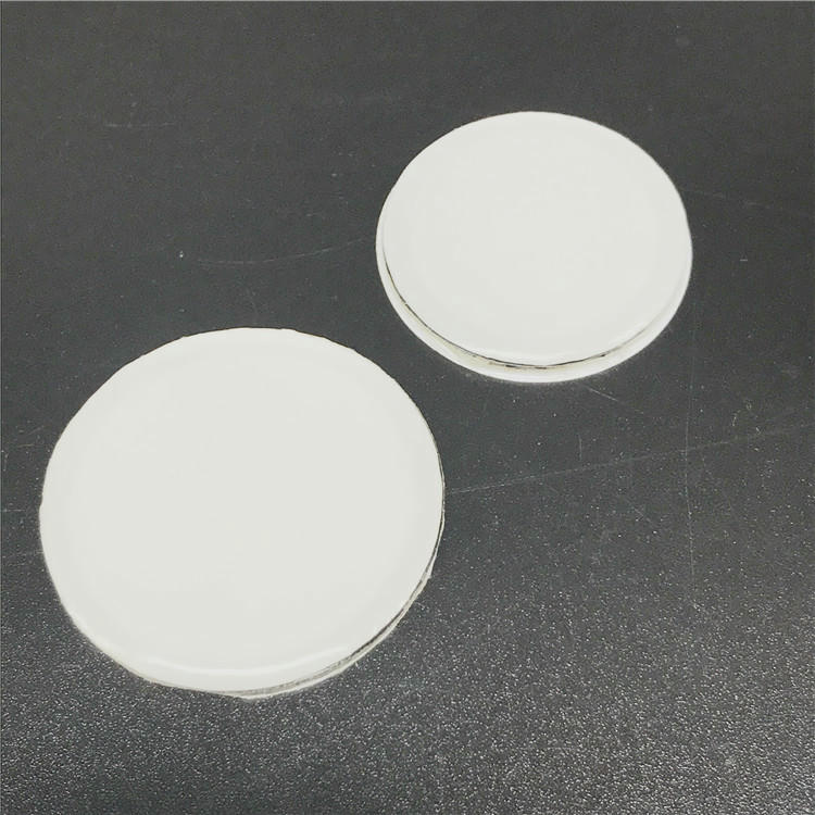 Etiqueta NFC LED resistente fixada em uma coleira para identificação visual e armazenamento de dados do animal