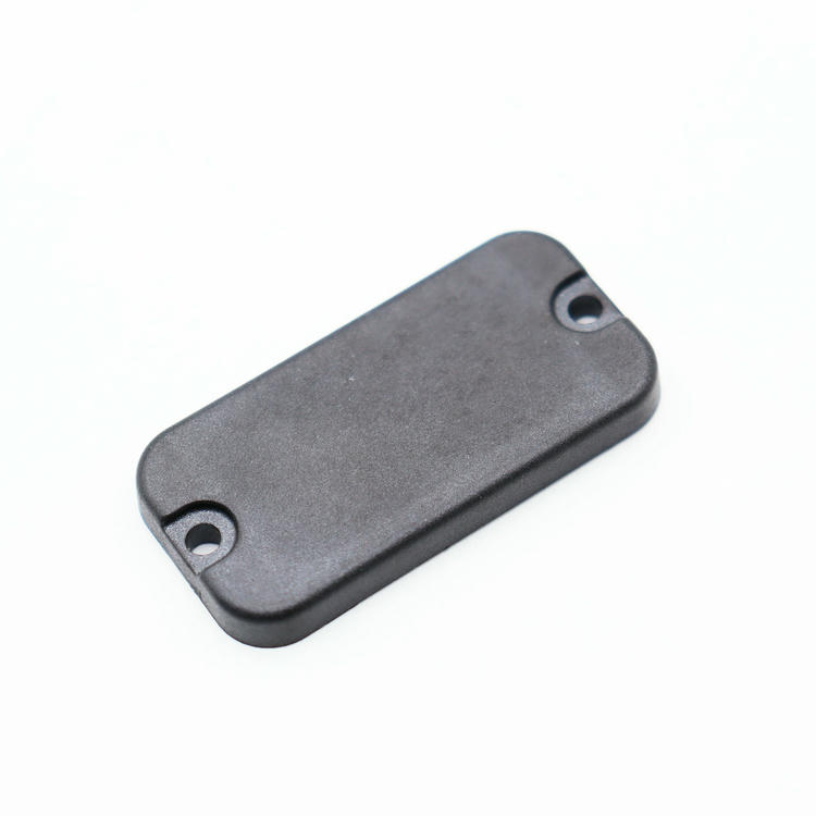 Imagem nítida de Tags RFID PPS Compactas para Rastreamento Industrial destacando impressão de código de barras para aplicações de Tags RFID em PPS.