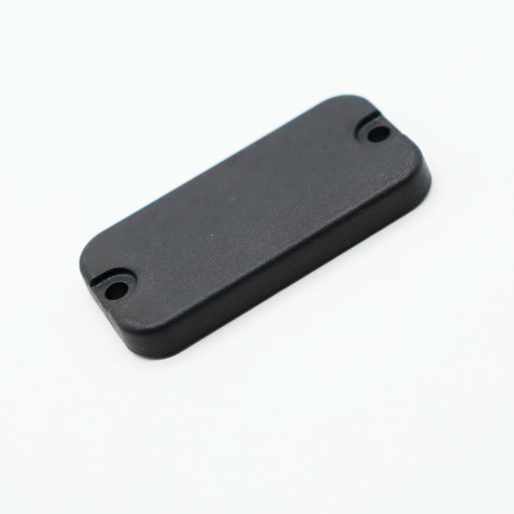 Imagem de Tags RFID PPS Compactas para Rastreamento Industrial com detalhes do chip para compradores que comparam soluções de Tags RFID em PPS.