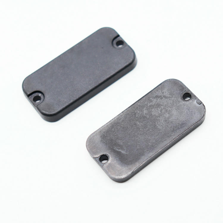 Imagem nítida de Tags RFID PPS Compactas para Rastreamento Industrial destacando etiqueta durável para aplicações de Tags RFID em PPS.