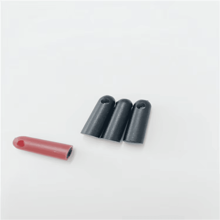 Uma tag RFID tubular vermelha e três pretas, modelo SV-005, mostrando as extremidades arredondadas e os orifícios laterais.