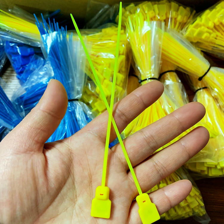 Detalhe da disposição da antena na etiqueta RFID com abraçadeira NFC.