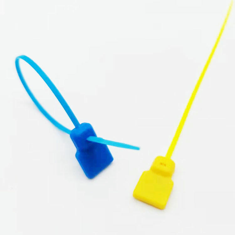 Detalhe do acabamento do material da etiqueta RFID impermeável com abraçadeira.