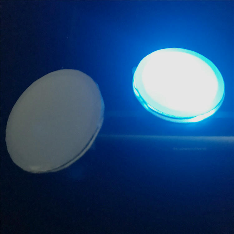 Vista lateral destacando a estrutura ultrafina da etiqueta NFC visual, que se ajusta perfeitamente às embalagens de varejo