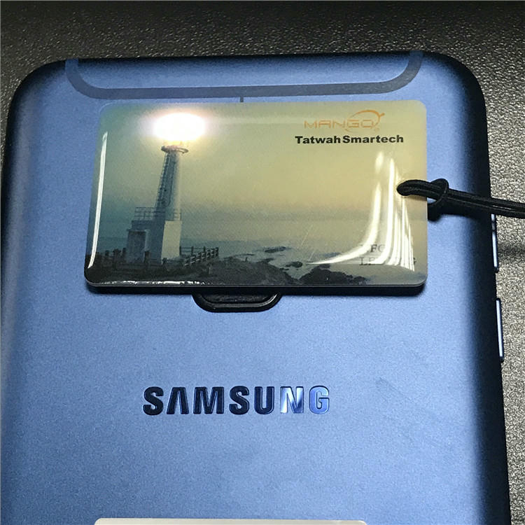 Demonstração da resistência à umidade do adesivo NFC LED funcionando corretamente durante a exposição à água