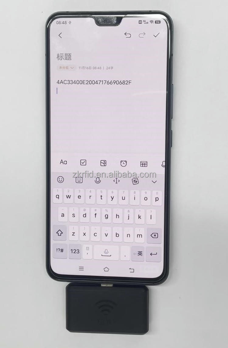 Leitor RFID móvel ZK-RFID-9KC conectado a um smartphone durante um teste de inserção automática de dados.