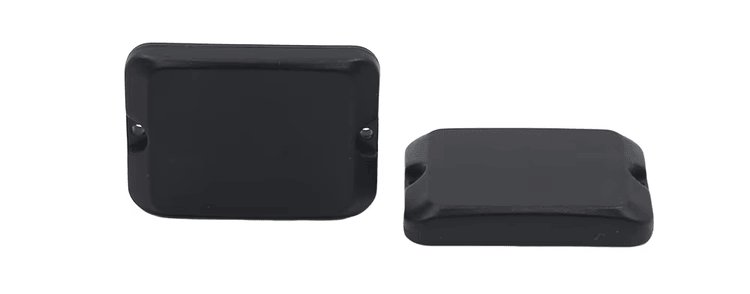 Tag RFID UHF cerâmico compacto para ativos metálicos com acabamento escovado, indicado para aplicações RFID para metal.
