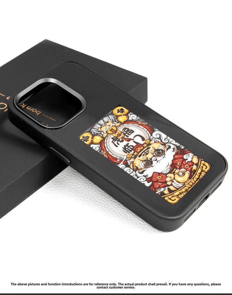 Capa NFC preta para celular com uma arte de gato da sorte na tela E Ink como demonstração de design.