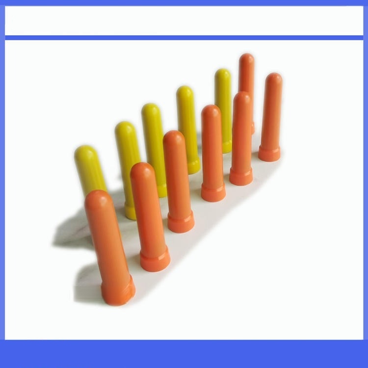 Marcadores subterrâneos ED1100 amarelos e laranja alinhados para apresentar as opções de cores e a uniformidade do formato.