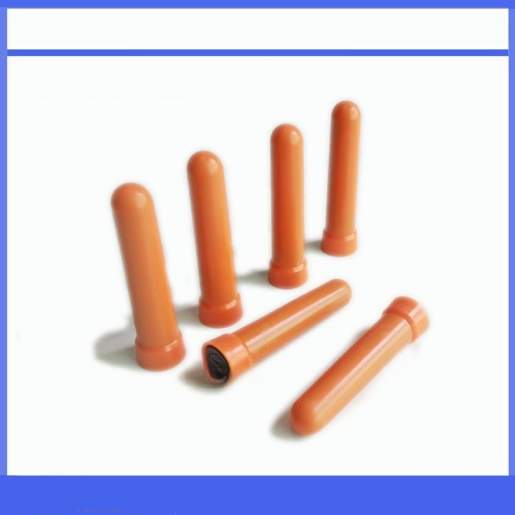Vários marcadores RFID subterrâneos ED1100 laranja organizados para mostrar os detalhes do corpo e da base.