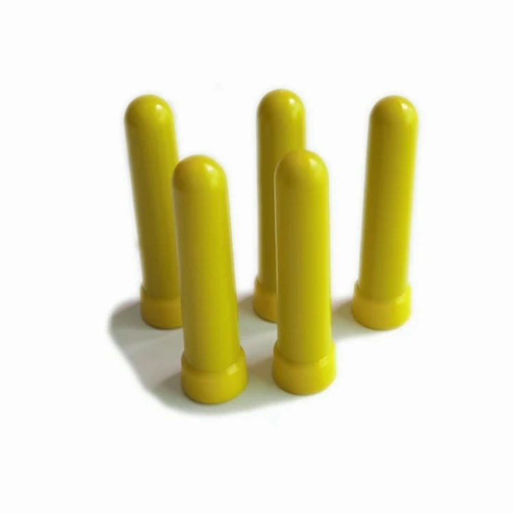 Quatro marcadores amarelos ED1100 posicionados verticalmente, destacando o formato tipo prego para instalação próxima à superfície.