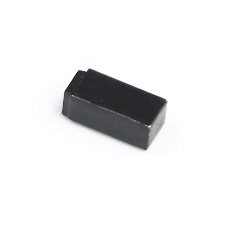 Um tag RFID cerâmico C0502-1 instalado em uma broca metálica para demonstrar o rastreamento de ferramentas cilíndricas de pequeno porte.