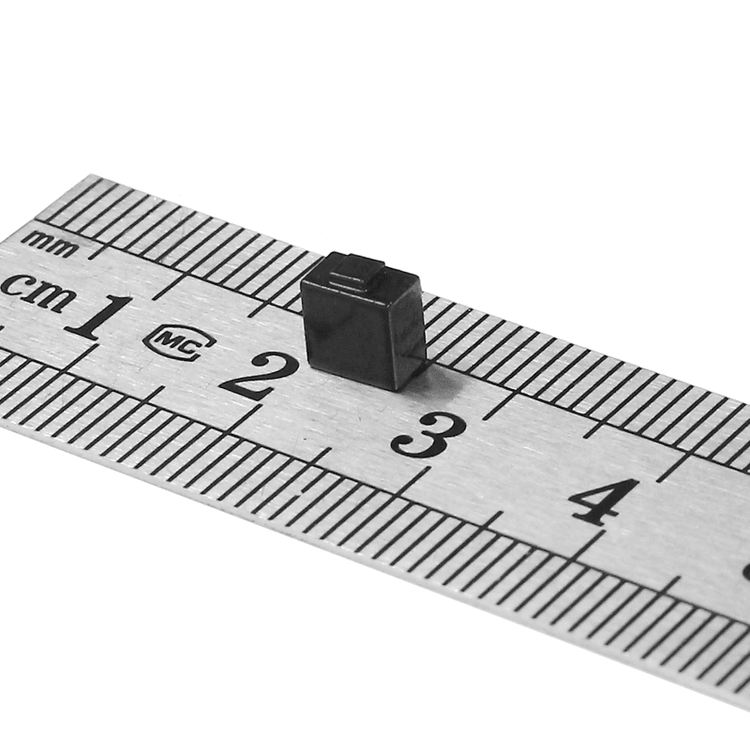 A parte traseira da tag C0505-1 apresenta uma camada adesiva de alta resistência pronta para fixação permanente em instrumentos cirúrgicos ou peças de máquinas metálicas.