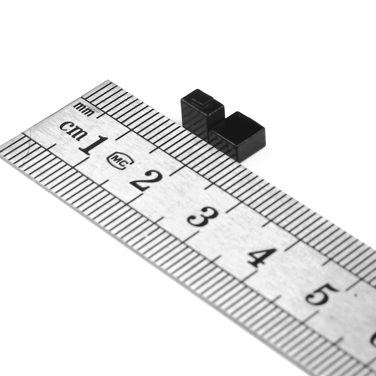 Esta vista lateral exibe claramente a espessura de 3.0mm e a estrutura de cerâmica em camadas da etiqueta UHF micro para metal para gestão durável de ativos.