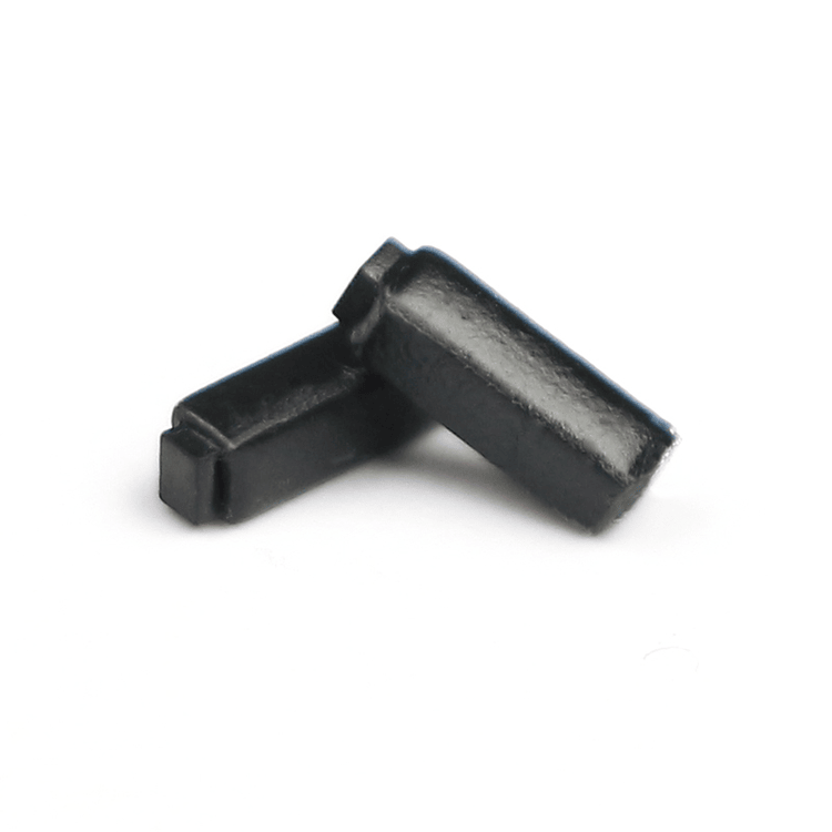 Uma tag RFID cerâmica C0602-1 instalada em um pequeno componente metálico sobre uma placa PCB para rastreamento preciso de componentes eletrônicos.
