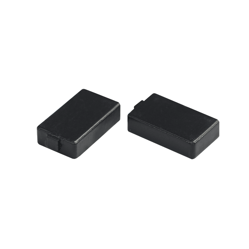 Tag RFID UHF cerâmica C1207-1 instalada em uma chave metálica para rastreamento de ferramentas e controle de inventário.