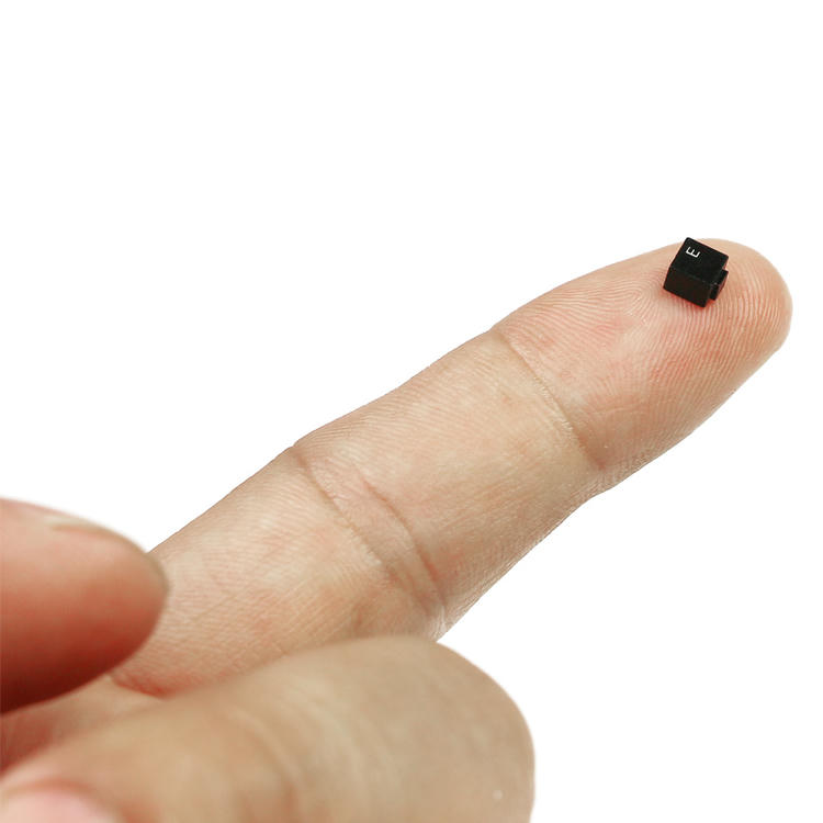 Etiquetas RFID cerâmicas UHF para rastreamento de moldes metálicos sobre uma superfície de metal escovado.