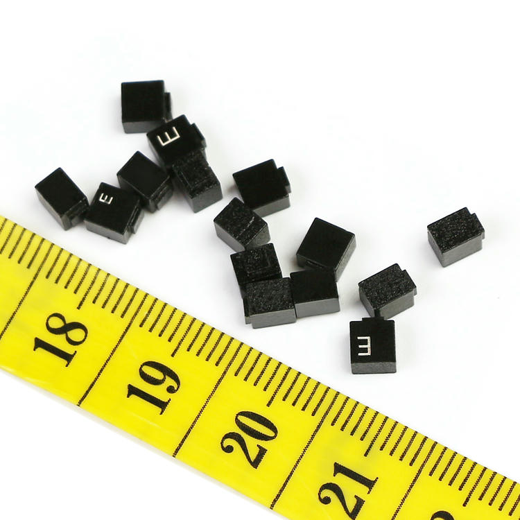 Etiquetas RFID cerâmicas UHF para moldes metálicos apresentadas com logotipo gravado.