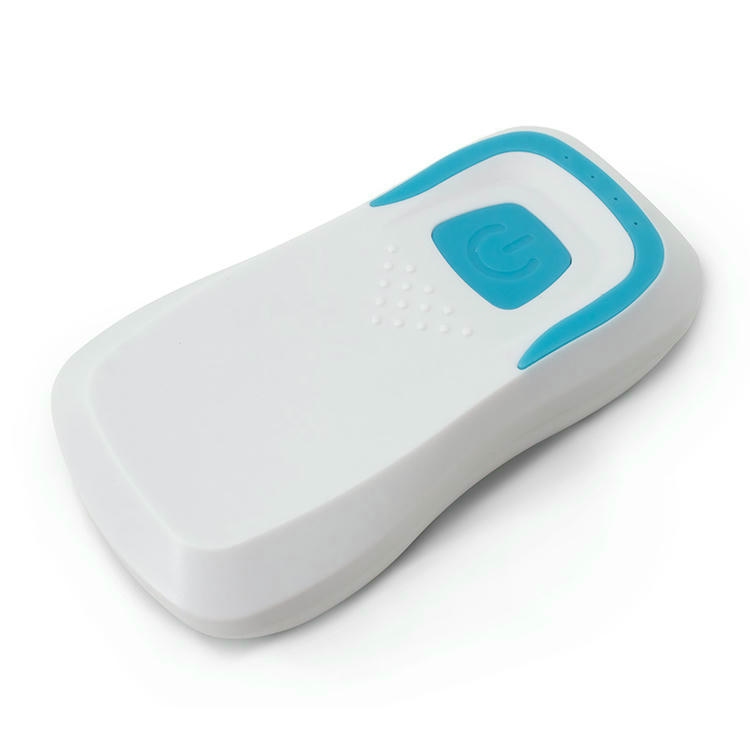 Esta imagem mostra o leitor móvel UHF RFID branco R58H inclinado com o botão frontal e o invólucro superior liso visíveis.