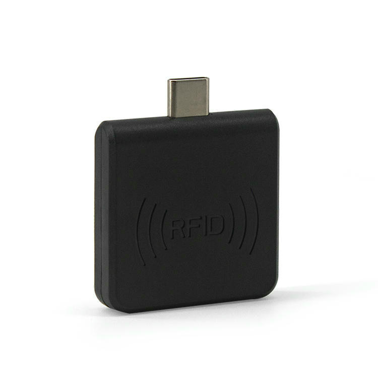 Esta imagem mostra o leitor móvel UHF RFID preto R65H em uma vista frontal angular com seu corpo quadrado compacto.