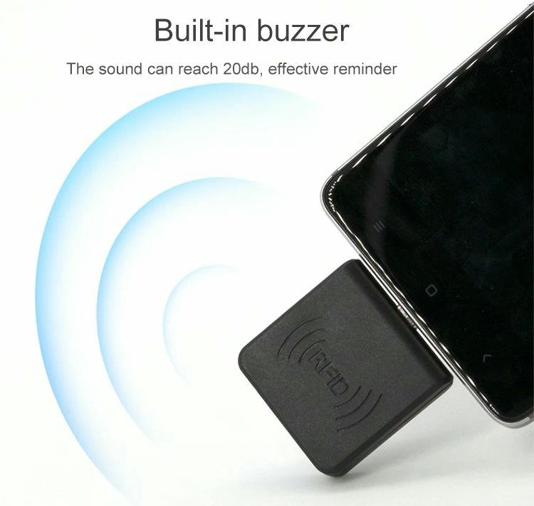 Leitor móvel UHF RFID R65H ao lado de um smartphone em uma demonstração do aviso sonoro integrado.