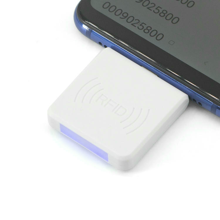 Esta imagem mostra o leitor móvel UHF RFID branco R65H conectado a um smartphone pela interface Type C.