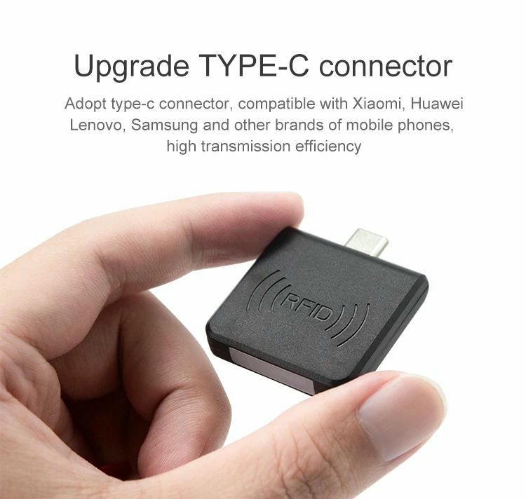Leitor móvel UHF RFID R65H preto segurado entre os dedos para destacar o conector compacto Type-C.