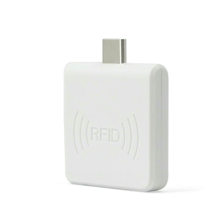 Esta imagem mostra o leitor móvel RFID UHF branco R65H em vista inclinada destacando seu invólucro arredondado e compacto.