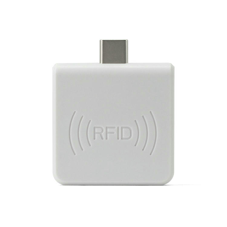 Esta imagem mostra o leitor móvel RFID UHF branco R65H de frente com conector Type C e símbolo RFID em relevo.