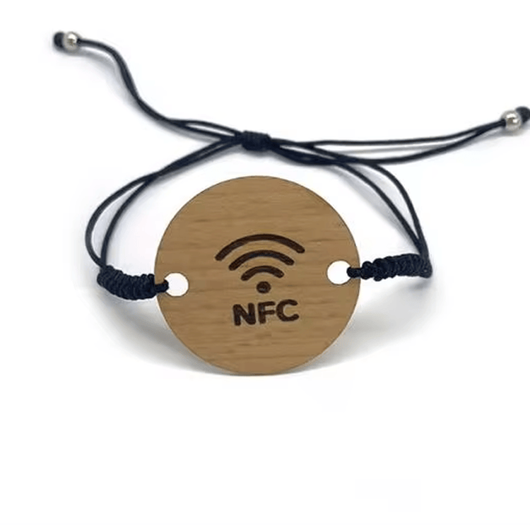 Foto das pulseiras RFID de madeira personalizadas para hotéis e eventos mostrando o acabamento do material na categoria Cartões de madeira.