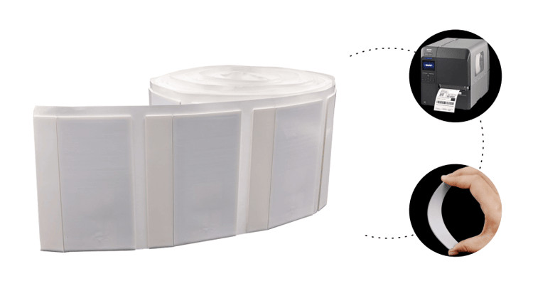 Etiqueta UHF RFID flexível para rastreamento de ativos metálicos, exibida com foco no acabamento de metal escovado para projetos de etiquetas UHF RFID flexíveis para superfícies metálicas.
