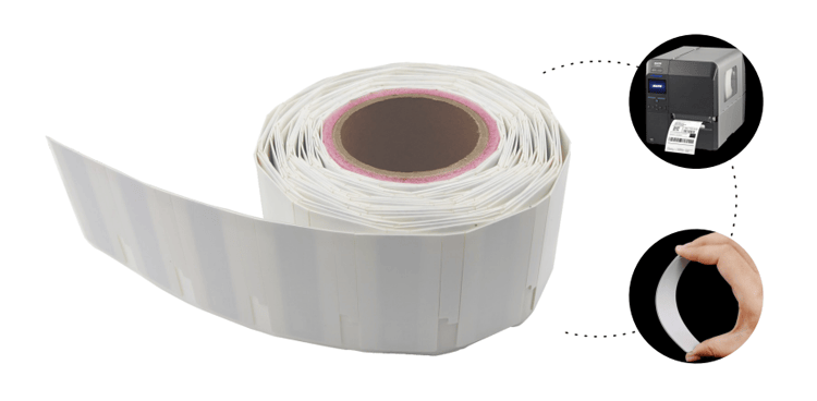 Foto da etiqueta RFID UHF flexível para metal, mostrando acabamento escovado para identificação de ativos.