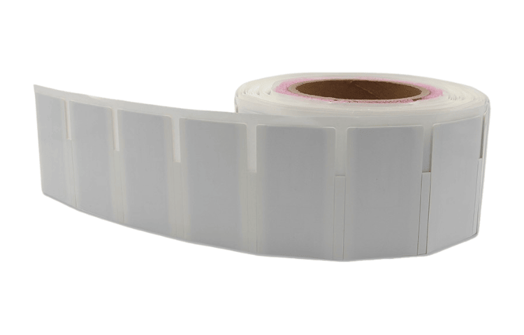 Etiqueta RFID UHF flexível para metal aplicada no rastreamento de ativos curvos em armazém.