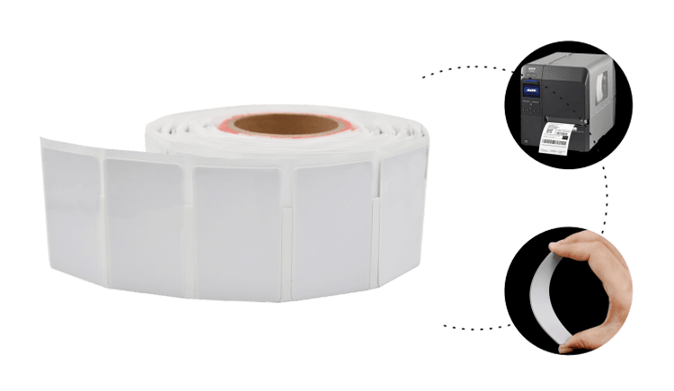 Imagem da etiqueta RFID UHF flexível para metal de longo alcance com acabamento escovado, indicada para aplicações de tags RFID UHF flexíveis para metal.