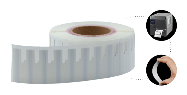Etiquetas RFID UHF flexíveis para rastreamento de ativos aplicadas sobre uma superfície metálica.