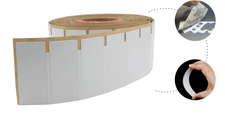 Imagem da etiqueta RFID UHF flexível antiviolação para metal com logotipo gravado, indicada para aplicações tags RFID UHF flexíveis para metal.