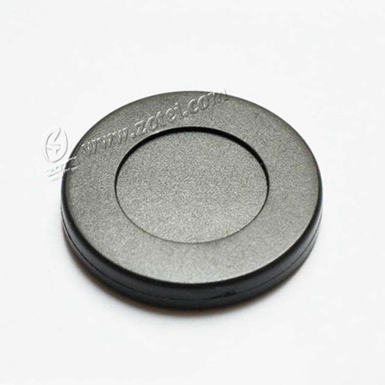 Um close da etiqueta RFID multifrequencial tipo disco ABS25-2 mostra seu invólucro compacto e durável para montagem fácil em superfícies.