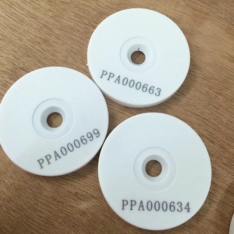 Detalhe do chip da tag RFID ABS para rondas de vigilância e inspeção.